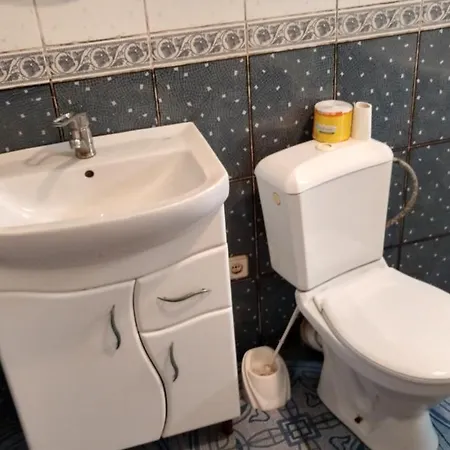 아파트 будинок біля лісу