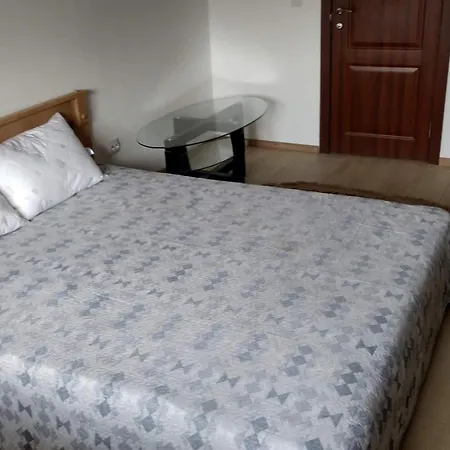 будинок біля лісу