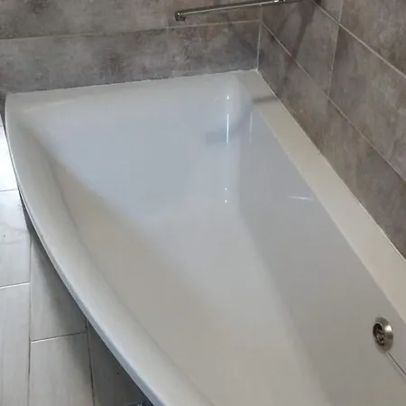 아파트 будинок біля лісу