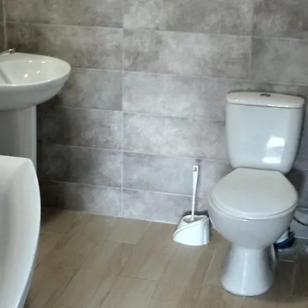 아파트 будинок біля лісу