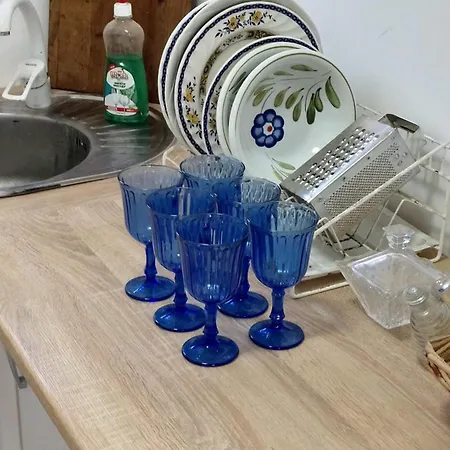 дом возле леса *